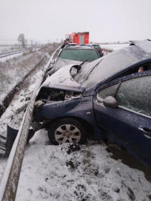 Șoferiță în stare de inconștiență după ce a derapat și s-a izbit puternic de o altă mașină, în Mureș