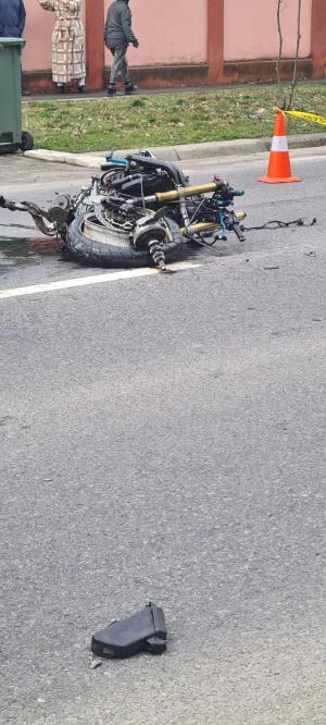 Motociclist mort pe loc la Cernica, ucis de maşina de gunoi. Şoferul a trecut şi peste victimă