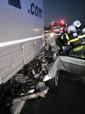 Șofer mort după un impact devastator. A intrat cu BMW-ul sub TIR, pe un drum din Timiș