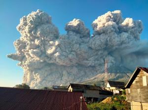 Vulcanul de pe muntele Sinabung din Indonezia a erupt. Imagini cu momentul în care cenușa a fost trimisă până la 5.000 de metri în aer