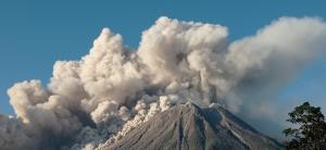 Vulcanul de pe muntele Sinabung din Indonezia a erupt. Imagini cu momentul în care cenușa a fost trimisă până la 5.000 de metri în aer
