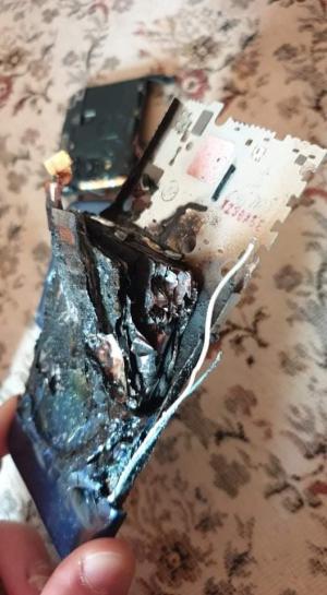 Unui bărbat din Baia Mare i-a explodat telefonul în timp ce se afla la încărcat: "Depun plângere la OPC Maramureș”