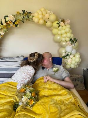 Student în Anglia, pe patul de moarte, s-a căsătorit cu iubita pe care o ceruse după diagnosticul crunt: tumoare pe creier