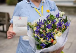 Regina Elisabeta a II-a a trimis flori şi un mesaj la spitalul unde a fost operat prinţul Philip