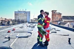Modul în care un pompier din Timișoara și-a folosit furtunul pentru a-și cere iubita de nevastă: "Vrei să fii soția mea?"