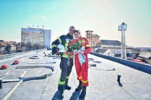 Modul în care un pompier din Timișoara și-a folosit furtunul pentru a-și cere iubita de nevastă: "Vrei să fii soția mea?"