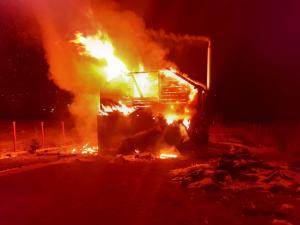 O femeie a ars de vie noptea trecută, în Cluj. Pompierii s-au luptat trei ore cu flăcările