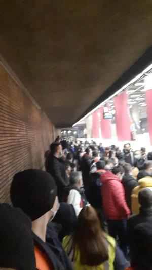 Haos la metroul din Bucureşti. Sute de oameni au coborât în tunel, în staţia Piaţa Unirii, trenurile nu circulă