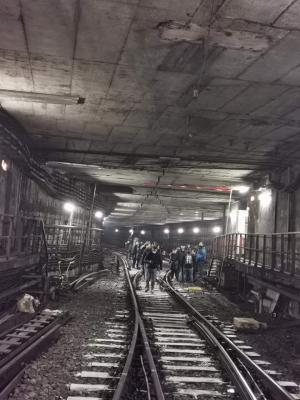 Haos la metroul din Bucureşti. Sute de oameni au coborât în tunel, în staţia Piaţa Unirii, trenurile nu circulă
