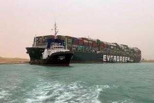 Până la 20.000 de metri cubi de nisip trebuie îndepărtaţi din Canalul Suez pentru eliberarea navei blocate încă de marți, potrivit autorităților