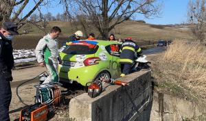 Accident la Raliul Brașovului. Doi bulgari au lovit un cap de pod, s-a solicitat elicopter SMURD pentru copilotul Yanaki Yanakiev