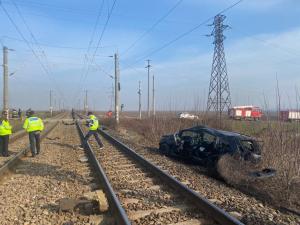 Un pompier a murit sub ochii fetiţei lui de 10 ani, într-o maşină spulberată de tren la Şişcani, în Vrancea