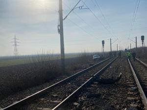 Un pompier a murit sub ochii fetiţei lui de 10 ani, într-o maşină spulberată de tren la Şişcani, în Vrancea