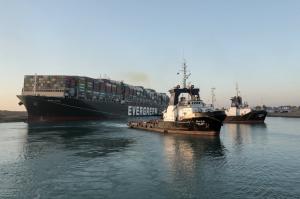Nava eşuată în Canalul Suez a fost repusă pe linia de plutire. Traficul pe canal a fost reluat