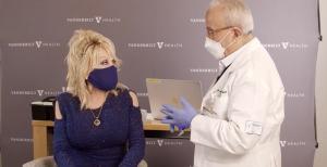 Dolly Parton s-a vaccinat cu serul Moderna pentru care a donat 1 milion de $. Mesajul pro-vaccinare transmis americanilor