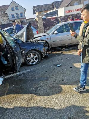 Accident cumplit la Suceava, între un microbuz cu 19 elevi și două mașini. A fost activat Planul Roșu de intervenție