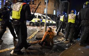 Cinci poliţişti britanici, surprinşi târând o femeie pe asfalt, lăsând-o în chiloţi, în timpul protestelor din Manchester
