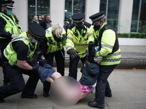 Cinci poliţişti britanici, surprinşi târând o femeie pe asfalt, lăsând-o în chiloţi, în timpul protestelor din Manchester