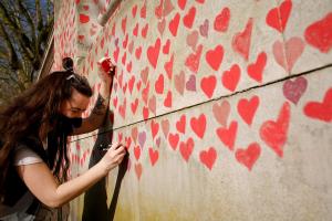 Familiile îndurerate au desenat în jur de 150.000 de inimi pe un perete din Londra. Pictura amintește de victimele coronavirusului