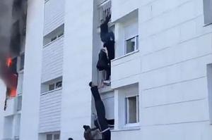 Mai mulţi tineri au făcut un lanţ uman şi s-au căţărat pe faţada unei clădiri pentru a salva o familie dintr-un incendiu, în Franţa