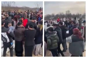 Un tânăr din Gorj, mort de Covid, a fost înmormântat cu lăutari. Peste 100 de oameni au participat. VIDEO 