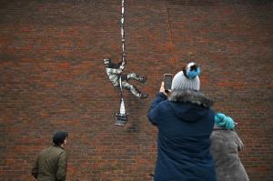 Artistul stradal Banksy revendică graffiti-ul de pe pereții închisorii în care a fost încarcerat Oscar Wilde