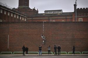 Artistul stradal Banksy revendică graffiti-ul de pe pereții închisorii în care a fost încarcerat Oscar Wilde