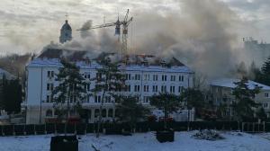 Palatul Administrativ din Suceava, sediul Prefecturii şi al Consiliului Judeţean, în flăcări. Intervenţia pompierilor a pornit cu stângul