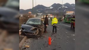 Accident înfiorător, cu două maşini şi un autobuz, surprins în îmagini, la Braşov