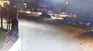 Momentul în care o șoferiță băută face ravagii cu mașina, într-o parcare din Ploiești