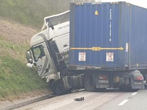 TIR românesc, accident înfiorător în Franța. O șoferiță a murit pe loc după ce a intrat cu mașina pe contrasens