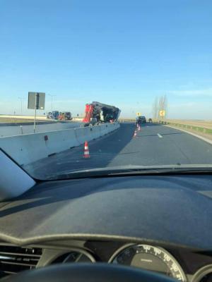 Șofer de TIR mort pe A11 Arad - Oradea, tânărul a sfârșit pe loc după ce fost aruncat din camionul răsturnat pe autostradă