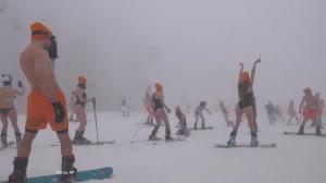 Sute de fani ai sporturilor de iarnă au schiat în costum de baie într-o staţiune montană din Rusia