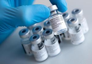 O nouă tranșă de vaccin Pfizer, peste jumătate de milion de doze, ajunge luni în țară