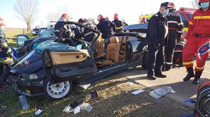 Trei morţi și două mașini dezmembrate, într-un grav accident în Bacău. Două fete de 14 și 18 ani au scăpat cu viață din impact