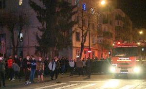 Panică într-un bloc din Târgu Mureş. Zeci de oameni au ieşit în stradă, după ce un miros înţepător a inundat imobilul