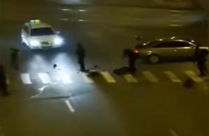 10 indivizi s-au luat la bătaie într-o intersecție din Timișoara după o şicanare în trafic. Trupele speciale au intervenit