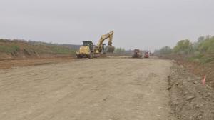 Lucrările la centura municipiului Târgu Jiu au fost reluate. Autorităţile promit că în toamna lui 2022 şoseaua va fi gata