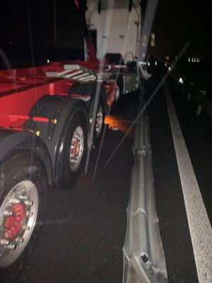 Remorca unui TIR s-a desprins şi a rămas agăţată de un pod, pe autostrada A1 Sibiu-Deva, după explozia unui cauciuc