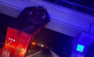 Remorca unui TIR s-a desprins şi a rămas agăţată de un pod, pe autostrada A1 Sibiu-Deva, după explozia unui cauciuc