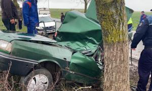 Dacie ruptă în două pe un drum din Tulcea, şoferiţa a murit pe loc în maşina făcută praf într-un copac