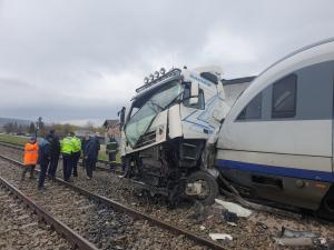 TIR lovit de două trenuri în două minute, la trecerea peste calea ferată din Roşieşti, în Vaslui