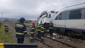 TIR lovit de două trenuri în două minute, la trecerea peste calea ferată din Roşieşti, în Vaslui