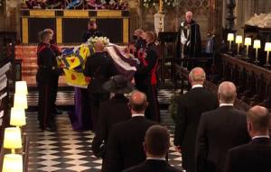 Prinţul Philip a fost înmormântat. Regina a plecat prima de la capelă