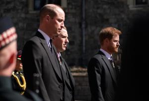 Prinţii William şi Harry au stat separat la funeraliile Prințului Philip. Ducesa Meghan a scris personal mesajul de pe coroana de flori