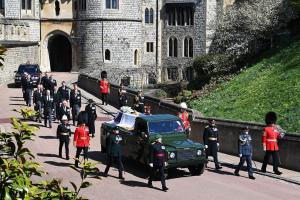 Prinţii William şi Harry au stat separat la funeraliile Prințului Philip. Ducesa Meghan a scris personal mesajul de pe coroana de flori