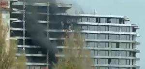 Fațada unui bloc din Mamaia Nord s-a făcut scrum. Muncitorii au încercat să stingă incendiul, însă flăcările au fost prea puternice