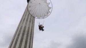Zeci de tineri au sărit pentru prima dată cu paraşuta, de la 63 de metri înălţime. Echivalentul a două blocuri de zece etaje