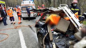Imagini de coșmar pe Valea Oltului, doi morți după ce un Audi s-a înfipt într-un TIR pe contrasens, la Călimăneşti