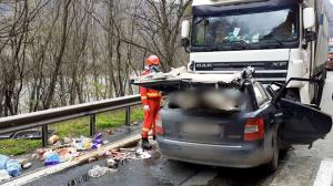 Imagini de coșmar pe Valea Oltului, doi morți după ce un Audi s-a înfipt într-un TIR pe contrasens, la Călimăneşti